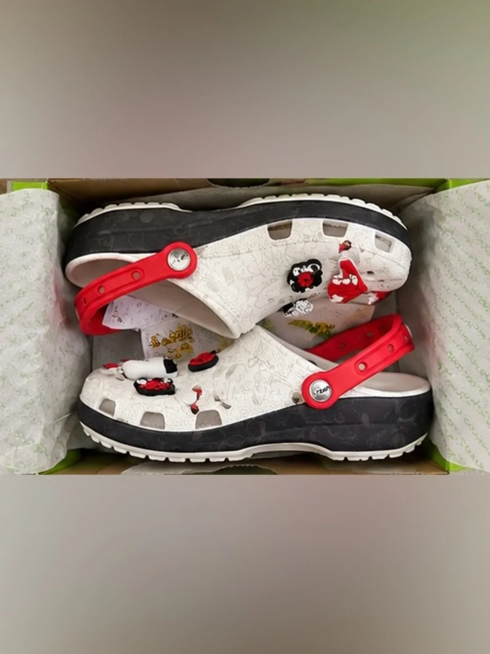 Crocs x Peanuts Snoopy Classic Clog Multi Jibbitz New in Box
